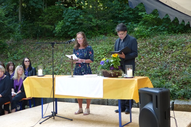 Gemeindereferentin Helga Simon und Prädikant Albert Appenzeller hielten den Gottesdienst