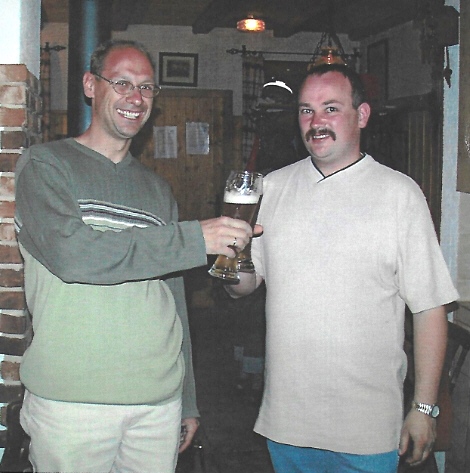 Rückblick: Bürgermeister Bernd Rößner und Uwe Lövesz bei der Einweihung der Stromleitung zum Waldheim am 12.05.2001