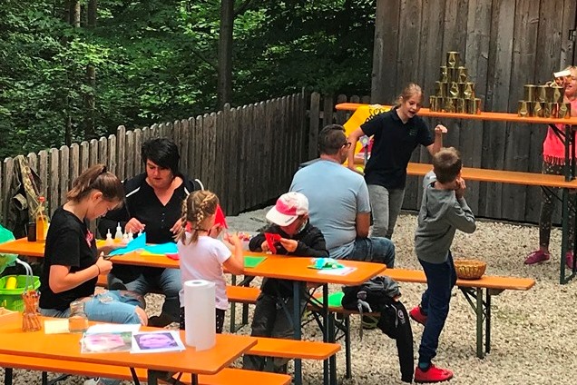 Familie Nitsch begeisterte die Kinder wieder mit vielen tollen Bastelideen
