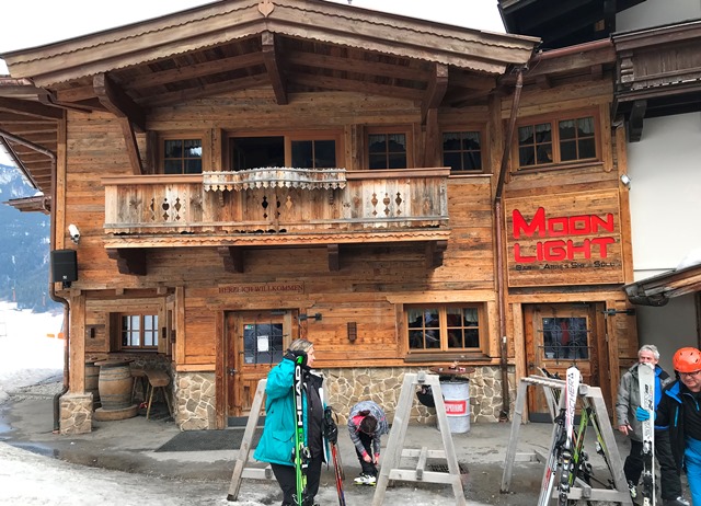 Zum Après-Ski gings in die Moonligthbar 