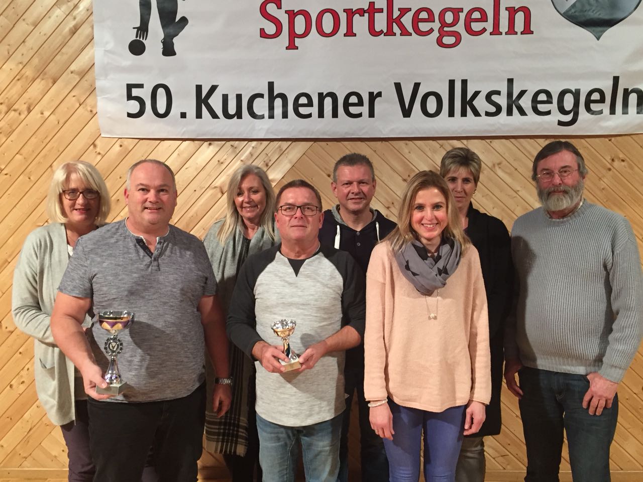Die erfolgreichen Frohsinn-Kegler, Angelika Kunc, Uwe Lövesz, Gabi Troue, Jürgen Demuth, Michael Kunc, Iris Fischer, Andrea Lövesz und Stefan Holz, bei der Siegerehrung am Abschlussabend (v.l.)