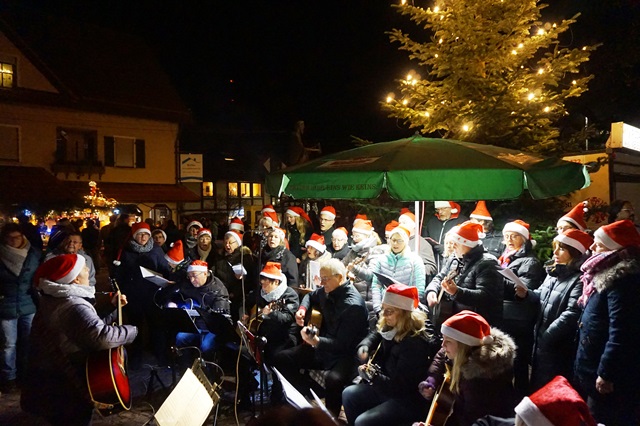 New Age begeisterte die Marktbesucher mit Weihnachtsliedern zum Mitsingen