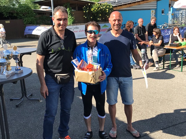 Für den 2.Platz wurde Saverio Cannatella ein Geschenkkorb von Jürgen Ott und Bürgermeister Bernd Rößner überreicht