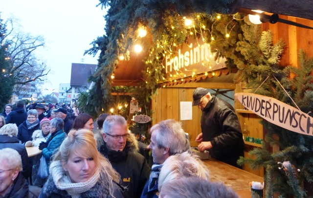 Mit Glühwein und Punsch ließ es sich bei der Kälte aushalten