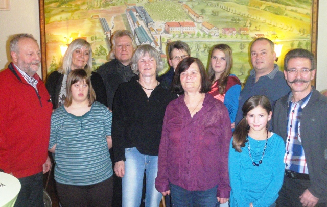 Ehrungen beim Frohsinn (von Links): Werner Gunzenhauser, Saskia Lövesz, Ute Eberle, Sieglinde Ramminger, Selina u. Saverio Cannatella. Hinten: Gabriele Troue, Jürgen Notz, Maria Schneider, Vanessa u. Uwe Lövesz 